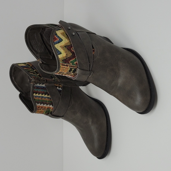 Womens XOXO Kori's Aztec Heels, Size 7.5 - New Without Box - Picture 1 of 12